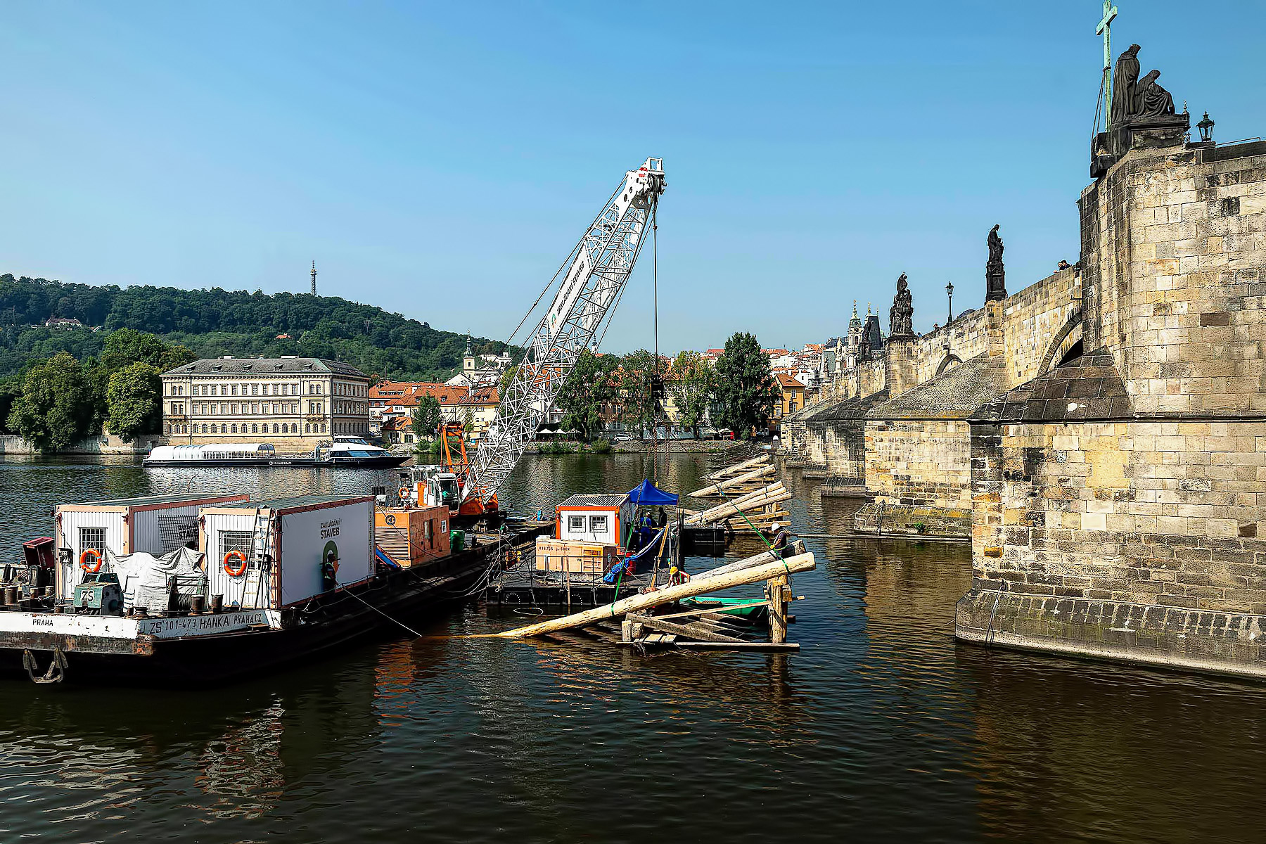Oprava ledolamů před Karlovým mostem v Praze